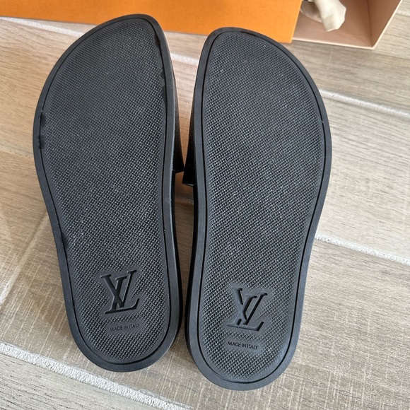 Women’s size 7.5 or Men’s size 5.5 LV slides. Retails today for $690. Like new - Picture 9 of 12